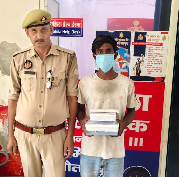 नोएडा में मोबाइल फोन स्नैचर गिरफ्तार, 6 फोन और अवैध चाकू बरामद