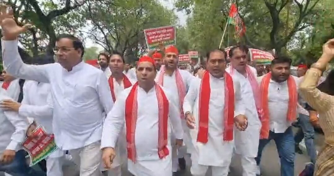 ग्रेटर नोएडा में समाजवादी पार्टी ने उत्तर प्रदेश सरकार के खिलाफ जमकर हल्ला बोला