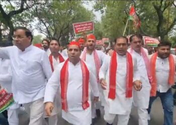 ग्रेटर नोएडा में समाजवादी पार्टी ने उत्तर प्रदेश सरकार के खिलाफ जमकर हल्ला बोला