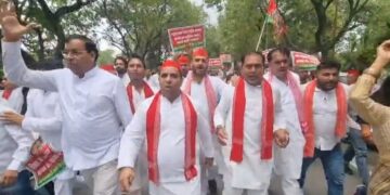 ग्रेटर नोएडा में समाजवादी पार्टी ने उत्तर प्रदेश सरकार के खिलाफ जमकर हल्ला बोला