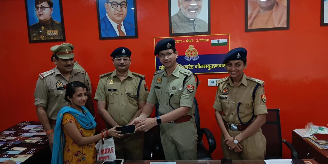 नोएडा पुलिस ने बरामद किए 100 गुम हुए स्मार्टफ़ोन, फोन पाकर खिल उठे मालिकों के चेहरे