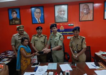 नोएडा पुलिस ने बरामद किए 100 गुम हुए स्मार्टफ़ोन, फोन पाकर खिल उठे मालिकों के चेहरे