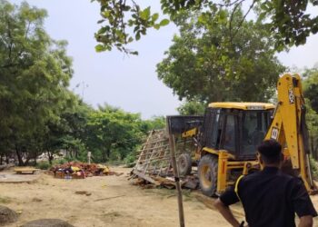  ग्रेटर नोएडा प्राधिकरण ने ग्रीन बेल्ट में अतिक्रमण करने वालों के खिलाफ की कार्यवाही, उद्यान विभाग ने जैतपुर- वैशपुर की ग्रीन बेल्ट में अतिक्रमण को तोड़ा