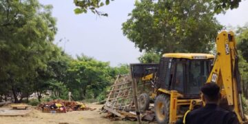 ग्रेटर नोएडा प्राधिकरण ने ग्रीन बेल्ट में अतिक्रमण करने वालों के खिलाफ की कार्यवाही, उद्यान विभाग ने जैतपुर- वैशपुर की ग्रीन बेल्ट में अतिक्रमण को तोड़ा