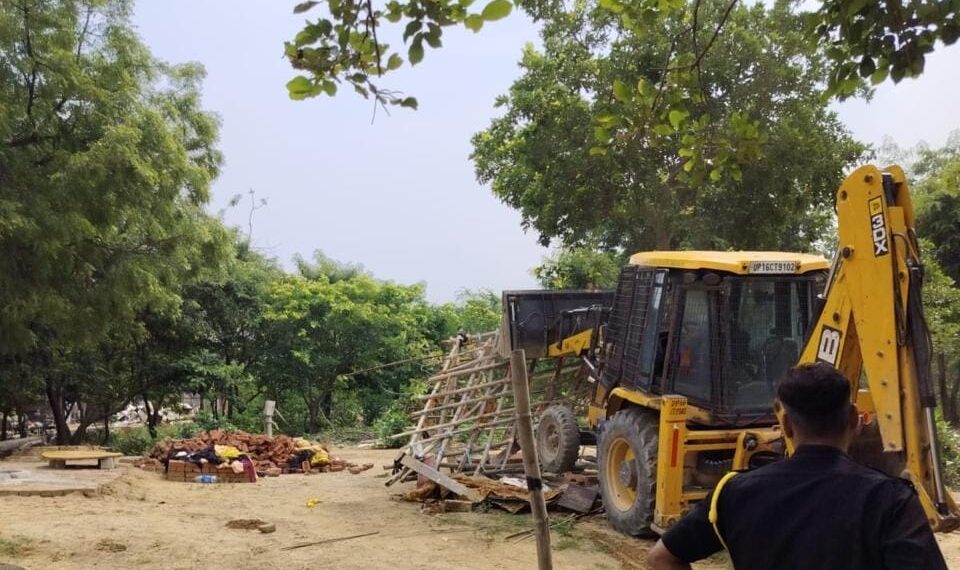 ग्रेटर नोएडा प्राधिकरण ने ग्रीन बेल्ट में अतिक्रमण करने वालों के खिलाफ की कार्यवाही, उद्यान विभाग ने जैतपुर- वैशपुर की ग्रीन बेल्ट में अतिक्रमण को तोड़ा