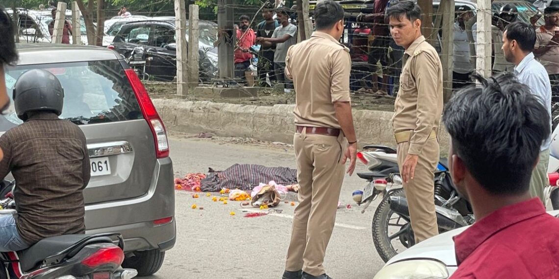 आवारा पशु को बचाने के लिए मोड़ी स्कूटी, डंपर ने रौंदा, महिला की मौत पति की हालत गंभीर