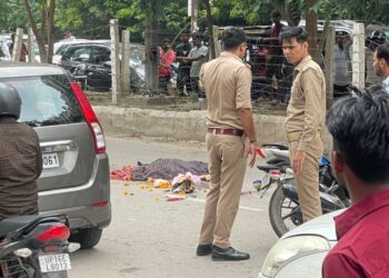 आवारा पशु को बचाने के लिए मोड़ी स्कूटी, डंपर ने रौंदा, महिला की मौत पति की हालत गंभीर