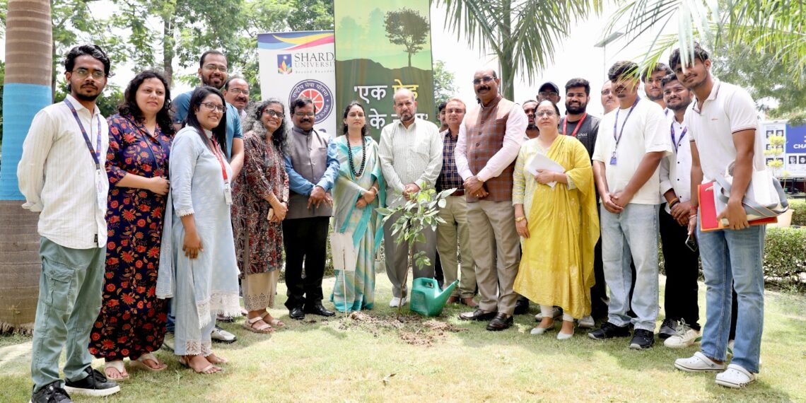शारदा विश्वविद्यालय में शिक्षा में हो रहे परिवर्तन को लेकर चर्चा की गयी, साथ ही पौधरोपण का भी आयोजन किया गया
