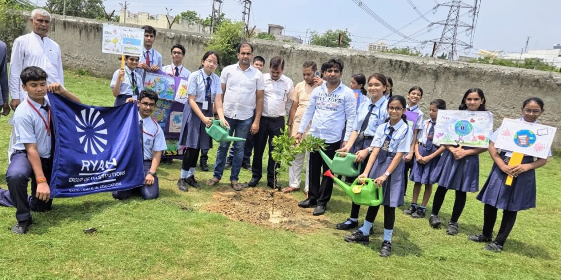 सेक्टर डेल्टा टू में रियान इंटरनेशनल स्कूल और आर डब्लू ए डेल्टा टू पदाधिकारियों ने किया पौधारोपण