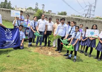 सेक्टर डेल्टा टू में रियान इंटरनेशनल स्कूल और आर डब्लू ए डेल्टा टू पदाधिकारियों ने किया पौधारोपण