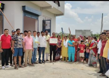ग्रेटर नोएडा की हाईटेक ‘द ग्रांड सिटी’ कॉलोनी में 12 साल से बिजली नहीं, नाराज़ लोगो ने किया कालोनाइजरों के खिलाफ किया प्रदर्शन