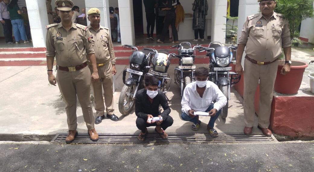 बीटा-2 पुलिस ने दो शातिर वाहन चोरों को दबोचा, 4 बाइक और 2 चाकू बरामद