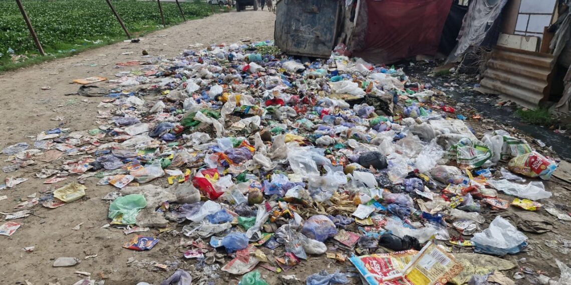 ग्रेटर नोएडा में सफाई व्यवस्था का ठेका लेने वाले ठेकेदार कर रहे खुलेआम मनमानी, लगा गंदगी का अंबार