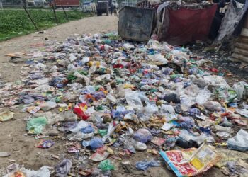 ग्रेटर नोएडा में सफाई व्यवस्था का ठेका लेने वाले ठेकेदार कर रहे खुलेआम मनमानी, लगा गंदगी का अंबार