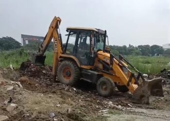 ग्रेटर नोएडा वेस्ट में अनाधिकृत कूड़ा डंपिंग पर कार्रवाई शुरू