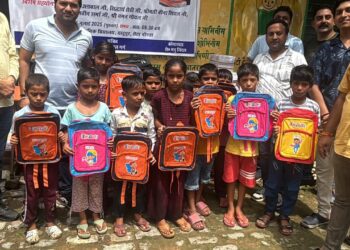 ग्रेटर नोएडा रोटरी क्लब ने स्कूल बैग व स्टेशनरी का किया वितरण