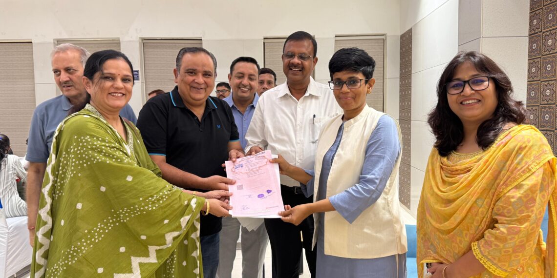 ग्रेनो प्राधिकरण, स्टांप विभाग व बिल्डर ने मिलकर रजिस्ट्री के लिए सोसाइटी में लगाया शिविर, मालिकाना हक पाकर वीवीआईपी होम्स के फ्लैट खरीदारों के खिले चेहरे