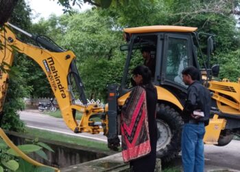 बारिश के दौरान जलभराव से निपटने को फील्ड में मुस्तैद रहे प्राधिकरणकर्मी
