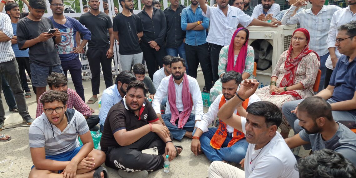 ग्रेटर नोएडा की नामी यूनिवर्सिटी में छात्रा की आत्महत्या के बाद हंगामा, दो फैकल्टी गिरफ्तार
