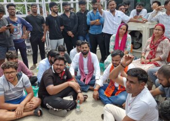 ग्रेटर नोएडा की नामी यूनिवर्सिटी में छात्रा की आत्महत्या के बाद हंगामा, दो फैकल्टी गिरफ्तार