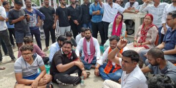 ग्रेटर नोएडा की नामी यूनिवर्सिटी में छात्रा की आत्महत्या के बाद हंगामा, दो फैकल्टी गिरफ्तार