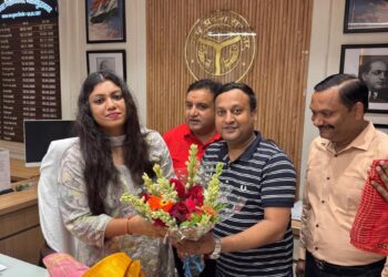 वैश्य समाज ग्रेनो के लोगों ने किया जिलाधिकारी का स्वागत व जन्माष्टमी महोत्सव के लिये किया आमंत्रित