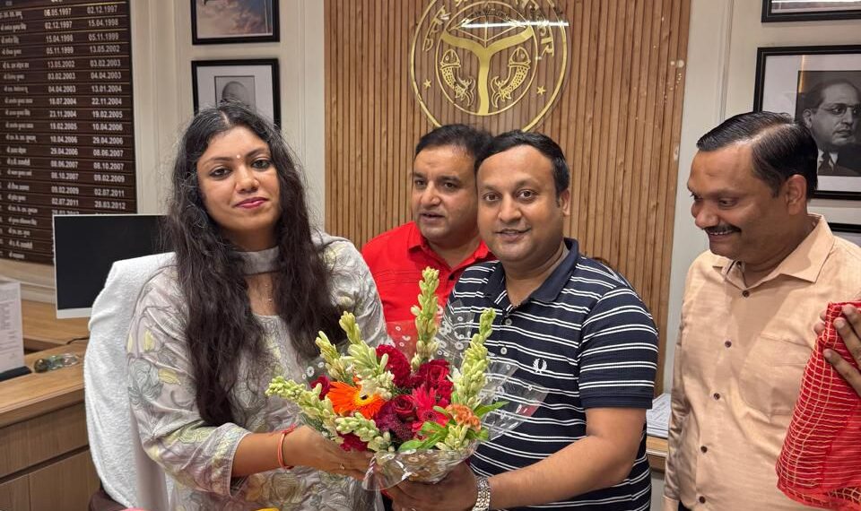 वैश्य समाज ग्रेनो के लोगों ने किया जिलाधिकारी का स्वागत व जन्माष्टमी महोत्सव के लिये किया आमंत्रित