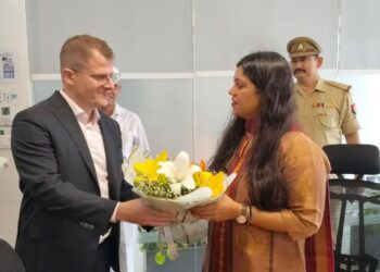 गौतमबुद्ध नगर की जिलाधिकारी मेधा रूपम ने जेवर एयरपोर्ट के निर्माण कार्यों का निरीक्षण किया, तेजी लाने के निर्देश