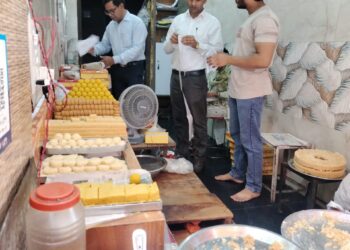 जनपद का खाद्य सुरक्षा एवं औषधि प्रशासन विभाग एक्शन में,  अभियान चलाकर अलग अलग प्रतिष्ठानों से खाद्य पदार्थों के 13 नमूने लिए गए
