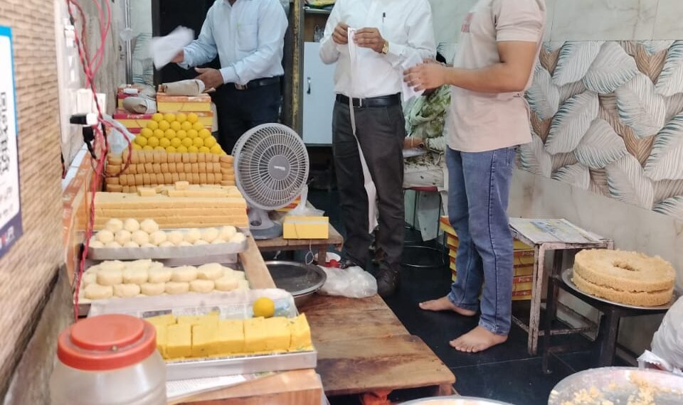 जनपद का खाद्य सुरक्षा एवं औषधि प्रशासन विभाग एक्शन में,  अभियान चलाकर अलग अलग प्रतिष्ठानों से खाद्य पदार्थों के 13 नमूने लिए गए