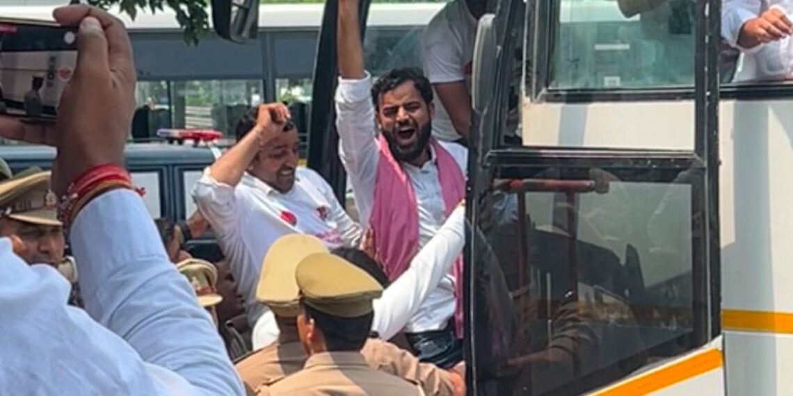 नोएडा में वोट चोरी के खिलाफ सपा कार्यकर्ताओं का हंगामा, कार्यकर्ताओ को पुलिस ने हिरासत में लिया