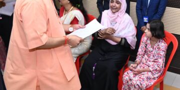 मुख्यमंत्री योगी ने काशी में किया ‘जनता दर्शन’, हर फरियादी की सुनीं समस्याएं