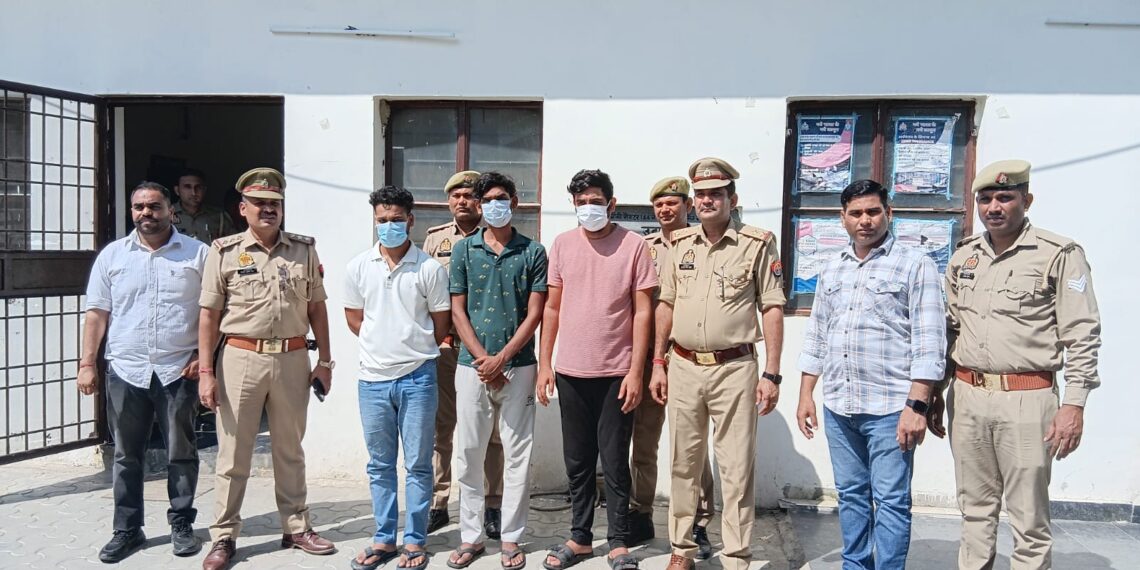 नोएडा की सेक्टर-142 पुलिस ने 3 शातिर चोरों को किया गिरफ्तार,  अमेरिकी डॉलर भी बरामद
