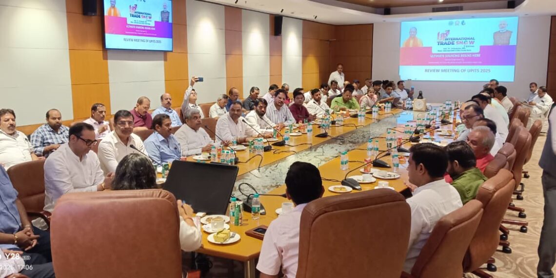 जिलाधिकारी ने यूपी इंटरनेशनल ट्रेड शो-2025 को लेकर आरडब्ल्यूए व एओए पदाधिकारियों के साथ की बैठक