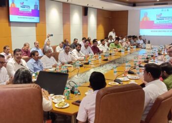 जिलाधिकारी ने यूपी इंटरनेशनल ट्रेड शो-2025 को लेकर आरडब्ल्यूए व एओए पदाधिकारियों के साथ की बैठक