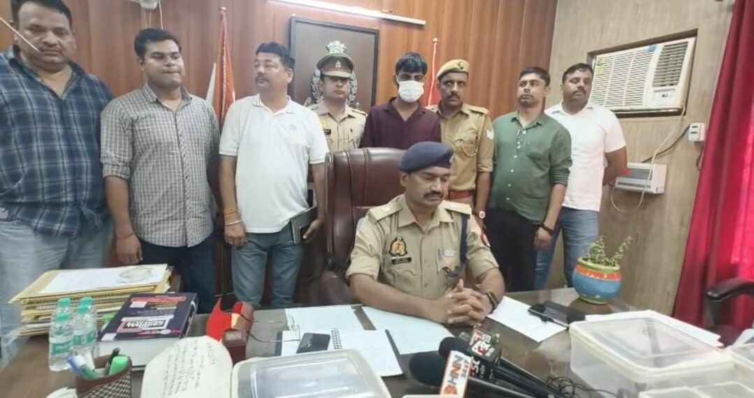 दनकौर थाना पुलिस ने ऑन डिमांड हथियारों की तस्करी करने वाला तस्कर किया गिरफ्तार, भारी मात्रा में अवैध हथियार बरामद