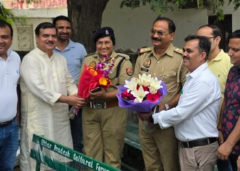 ग्रीन ग्रेटर नोएडा वेस्ट के तहत सभी दस पुलिस चौकियों पर उ० प्र० कल्चरल फोरम एवं नेफोमा ने बैठने के लिए बेंच और पौधे दिए