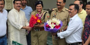 ग्रीन ग्रेटर नोएडा वेस्ट के तहत सभी दस पुलिस चौकियों पर उ० प्र० कल्चरल फोरम एवं नेफोमा ने बैठने के लिए बेंच और पौधे दिए