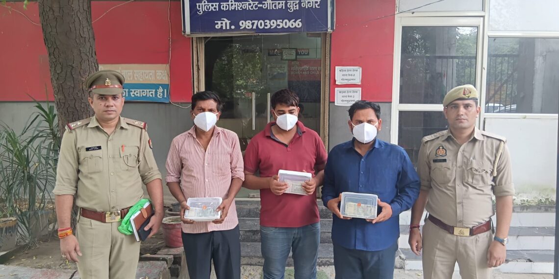नोएडा पुलिस ने 3 शातिर चोर किए गिरफ्तार, 2.9 लाख रुपये नकद और हाइड्रोलिक क्रेन जब्त