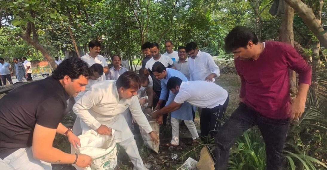 प्रधानमंत्री नरेंद्र मोदी के जन्मोत्सव पर ग्रेटर नोएडा मण्डल ने चलाया स्वच्छता अभियान
