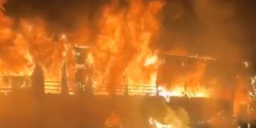 ग्रेटर नोएडा में चलती बस में लगी भीषण आग, ड्राइवर ने कूदकर बचाई जान