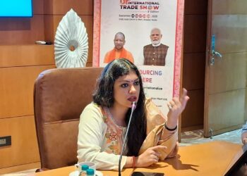 जिलाधिकारी मेधा रूपम ने यूपी इंटरनेशनल ट्रेड शो की तैयारियों की समीक्षा बैठक की