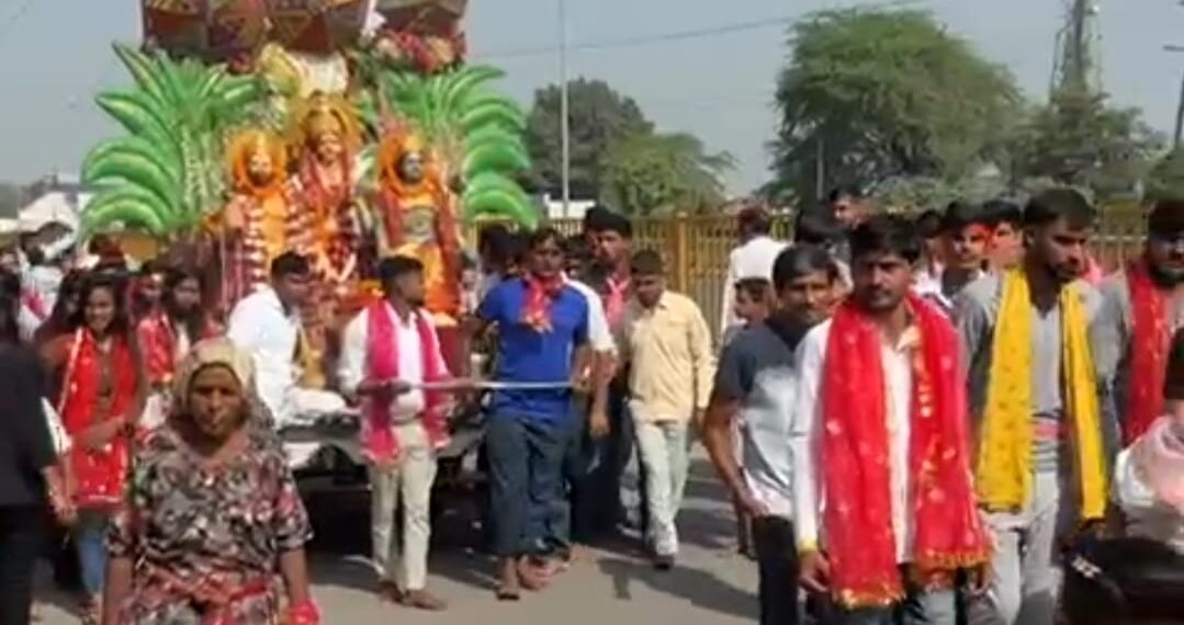 ग्रेटर नोएडा में नवरात्र पर जमकर उमड़ा भक्तों का जोश, झंडेवालान से 70 किलोमीटर नंगे पांव चलकर पहुंचे भक्त