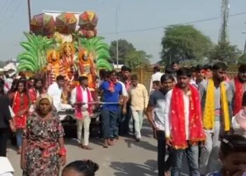 ग्रेटर नोएडा में नवरात्र पर जमकर उमड़ा भक्तों का जोश, झंडेवालान से 70 किलोमीटर नंगे पांव चलकर पहुंचे भक्त