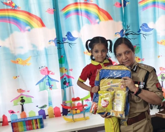 गौतमबुद्धनगर पुलिस कमिश्नर लक्ष्मी सिंह ने महिला पुलिसकर्मियों के बच्चों की देखभाल के लिए एक आधुनिक क्रेच (शिशुगृह) का उद्घाटन किया
