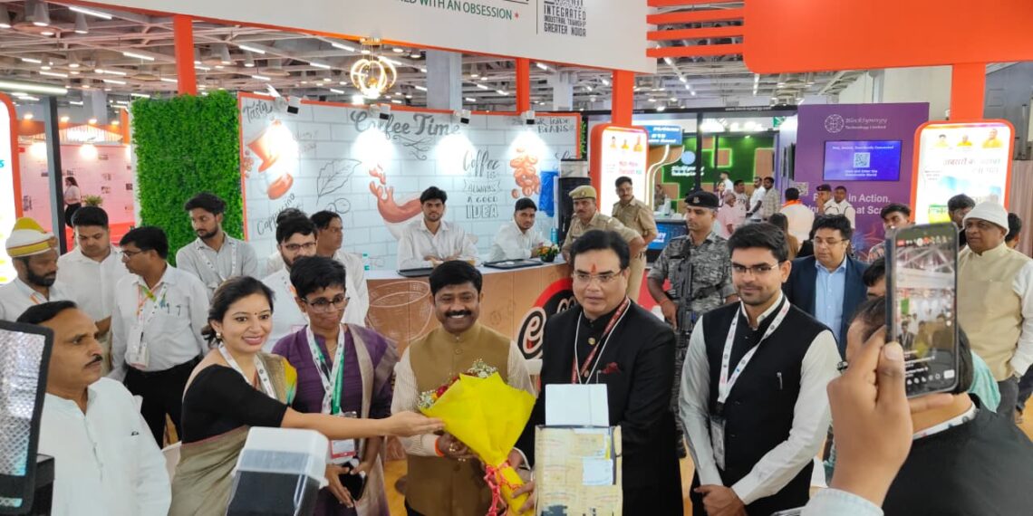 Up International Trade Show : ग्रेटर नोएडा के स्टॉल में लगी युवाओं की भीड़