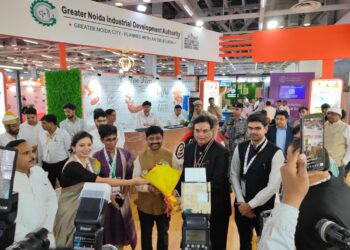 Up International Trade Show : ग्रेटर नोएडा के स्टॉल में लगी युवाओं की भीड़
