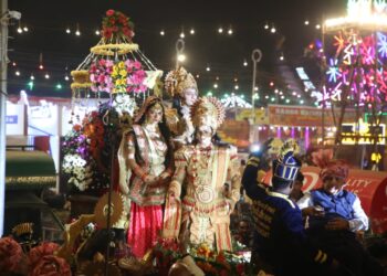 लव कुश रामलीला कमेटी : प्रभु श्री राम को सागर पार कराते केवट का दृश्य ए आई तकनीक से जीवंत हो उठा