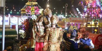 लव कुश रामलीला कमेटी : प्रभु श्री राम को सागर पार कराते केवट का दृश्य ए आई तकनीक से जीवंत हो उठा