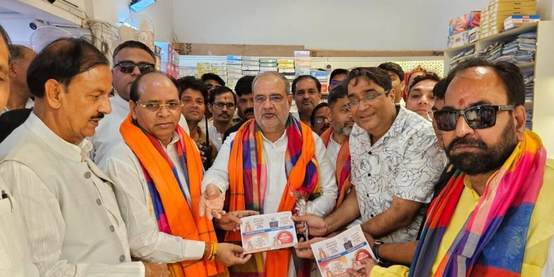 उत्तर प्रदेश के अध्यक्ष भूपेंद्र सिंह चौधरी ने ग्रेटर नौएडा की मार्केट में दुकानदारों से जी० एस० टी० रिफॉर्म के सम्बन्ध में सीधा संवाद किया